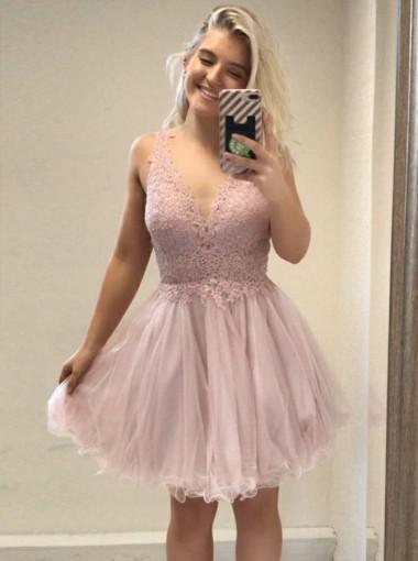 Vestidos de homecoming cortos baratos de encaje de color rosa pálido V en línea, CM657